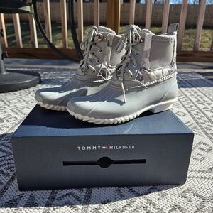 Tommy Hilfiger Gray Camo Quilted Duck Boot Faux Fur Lined Women's Size 7 Box